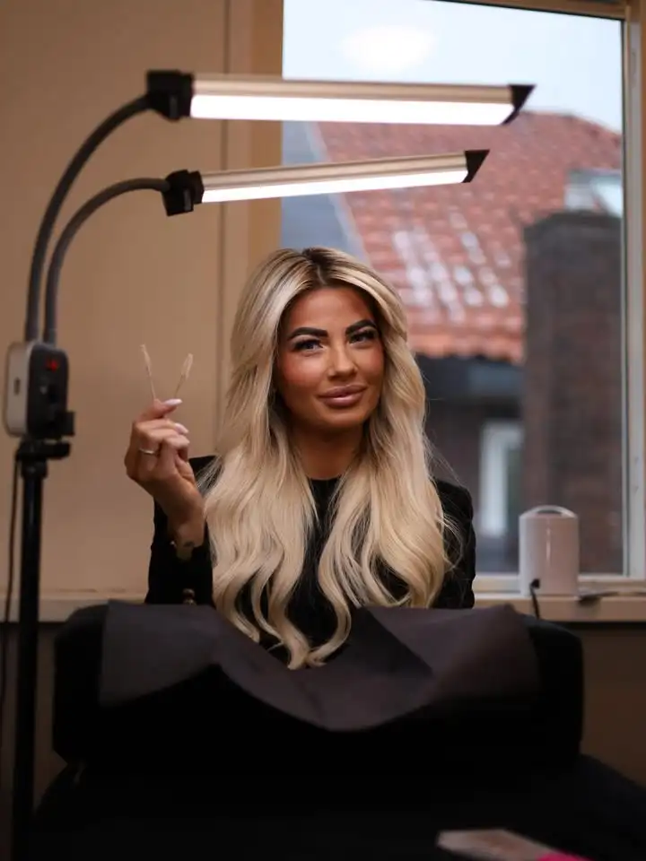 Melissa van Goor aan het werk in haar salon lash.melis in Steenwijk